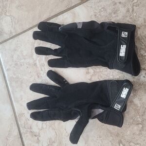 Equestrian gloves